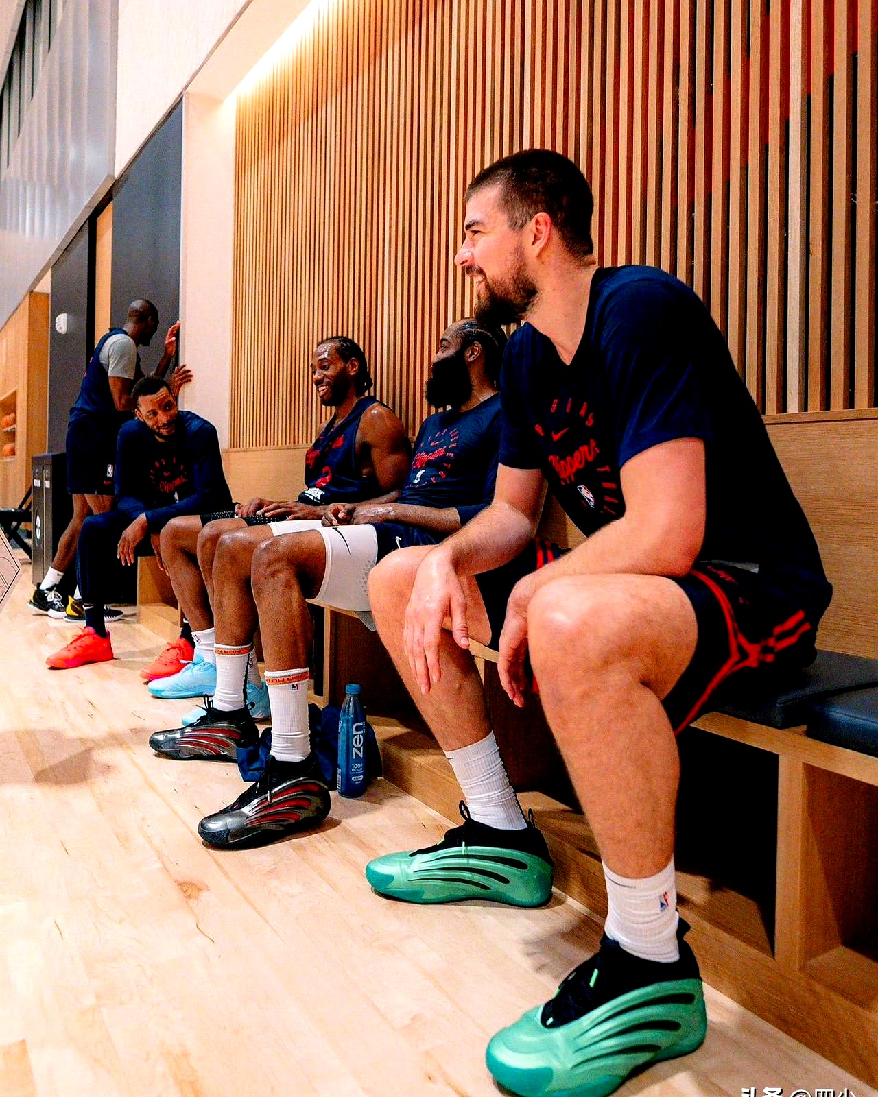 九游娱乐 -风云突变洛杉矶快船清晨防线松动，CBA常规赛版图或变，信心回归，身体对抗强度拉满的简单介绍