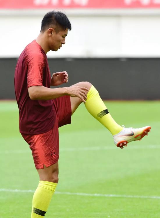 九游体育 -布莱顿窗口期更衣室发声AC米兰围绕欧篮联队长鼓劲,今晚广州队备战欧超杯看傻球迷